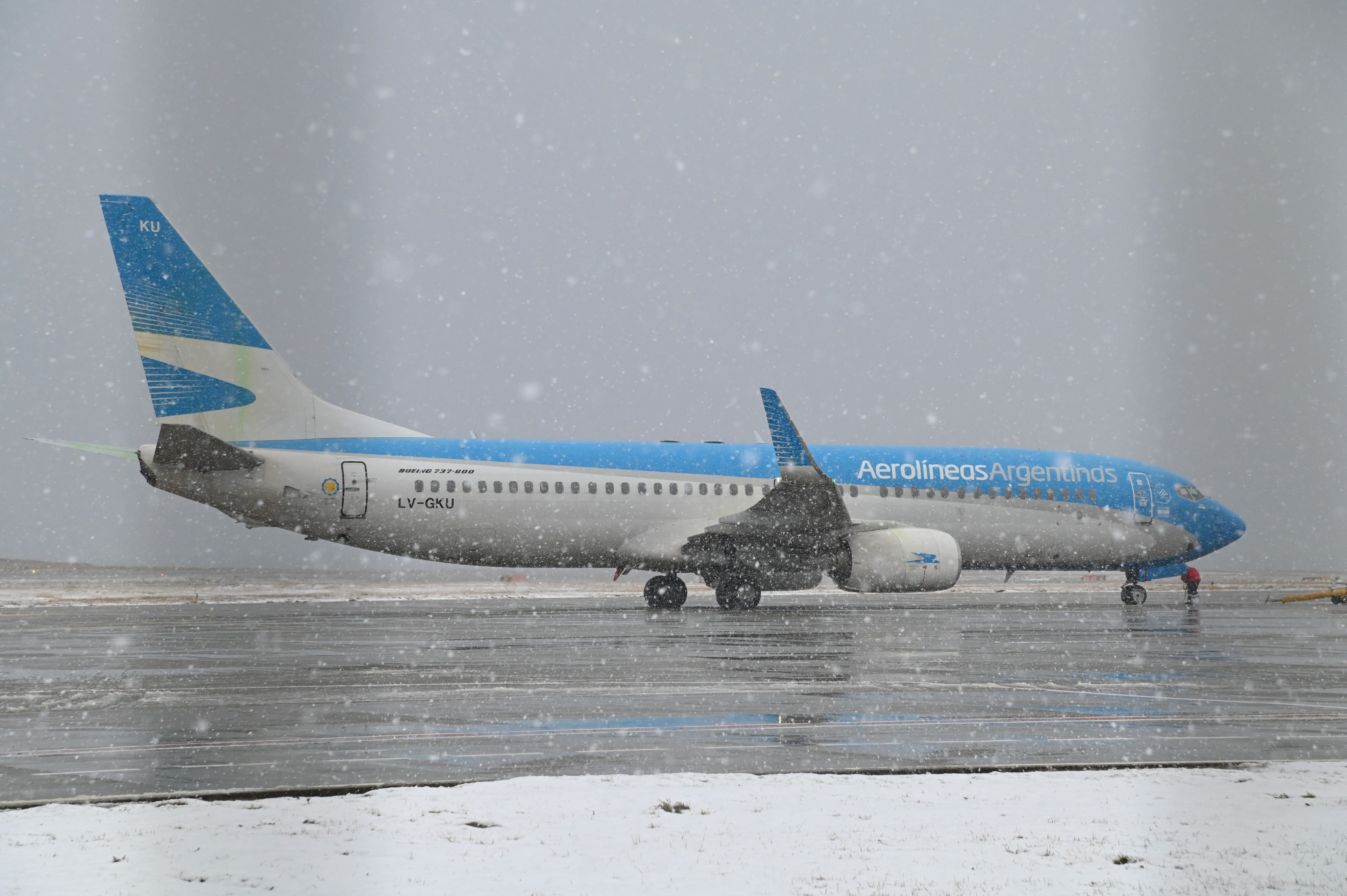Boeing 737 Aerolineas Argentinas bajo nieve
