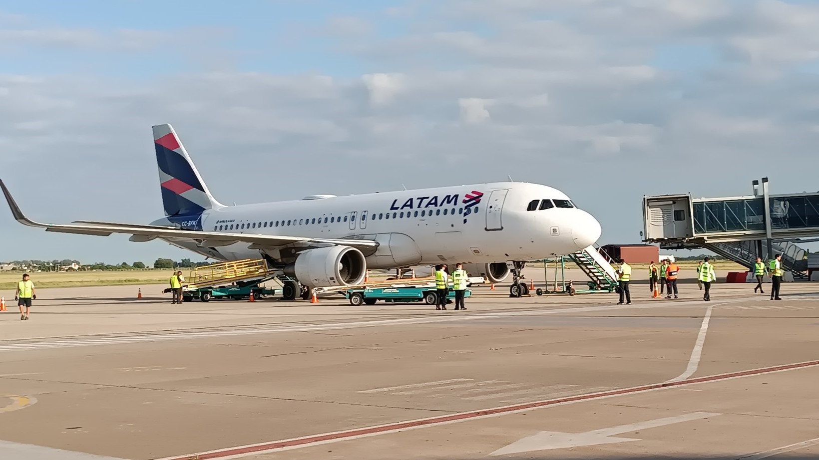 Avión de Latam en aeropuerto de Rosario