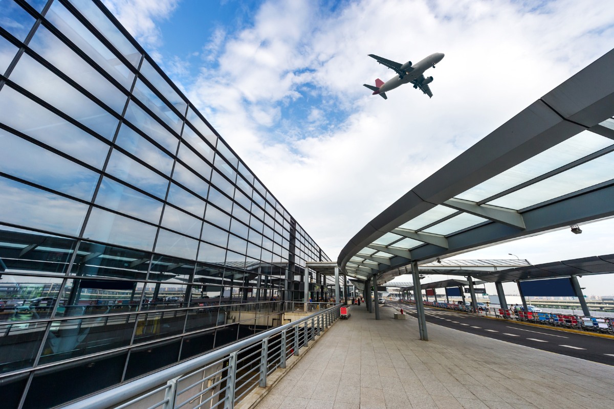 Aeropuerto con avión de fondo