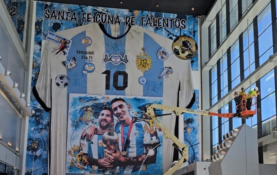 Mural de Messi y Di María en el Nuevo Aeropuerto de Rosario