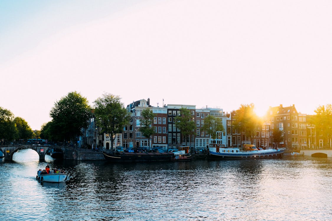 Barco en canal de Amsterdam