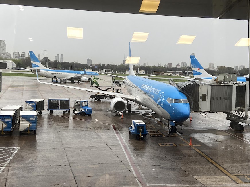 Boeing 737 de Aerolineas Argentinas con lluvia