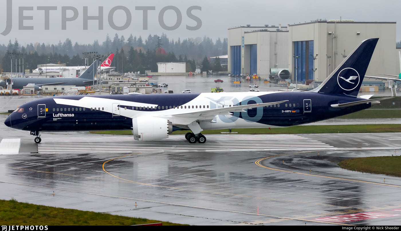 Boeing 787 con el livery 100 años Lufthansa