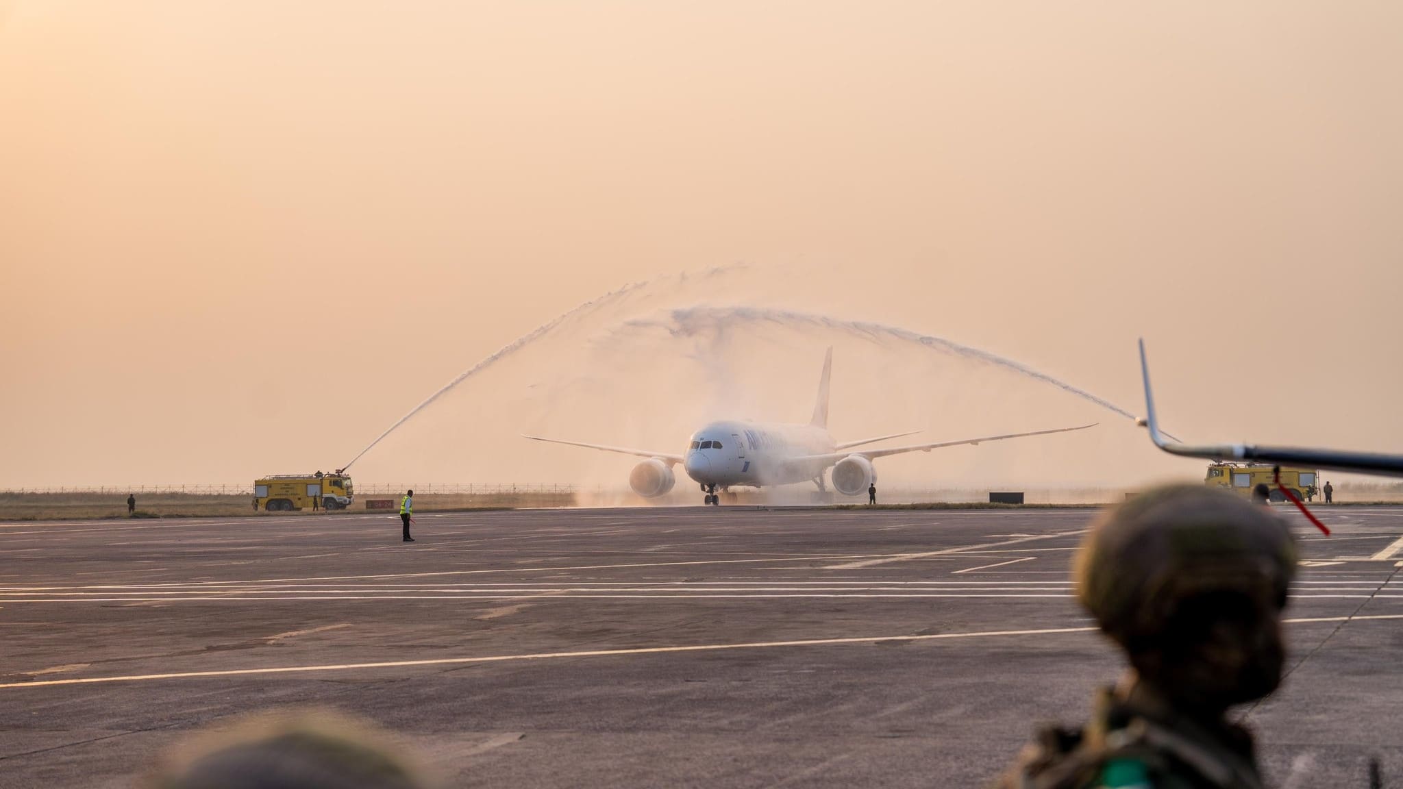 Recibida con arco de agua al Boeing 787 de Air Congo