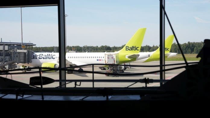 Aviones de airBaltic en el aeropuerto de Riga