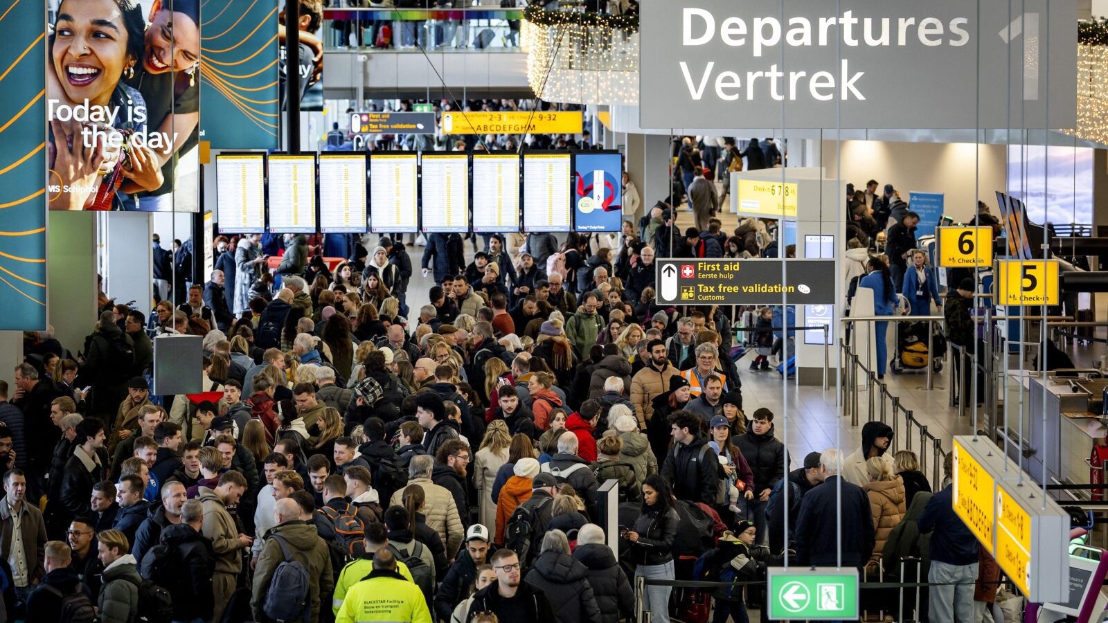Multitud de gente en el Aeropuerto de Ámsterdam