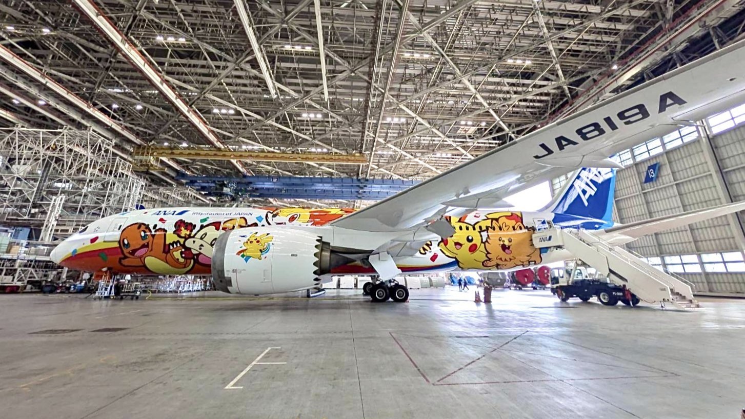 Boeing 787 ANA livery Pokémon Rojo