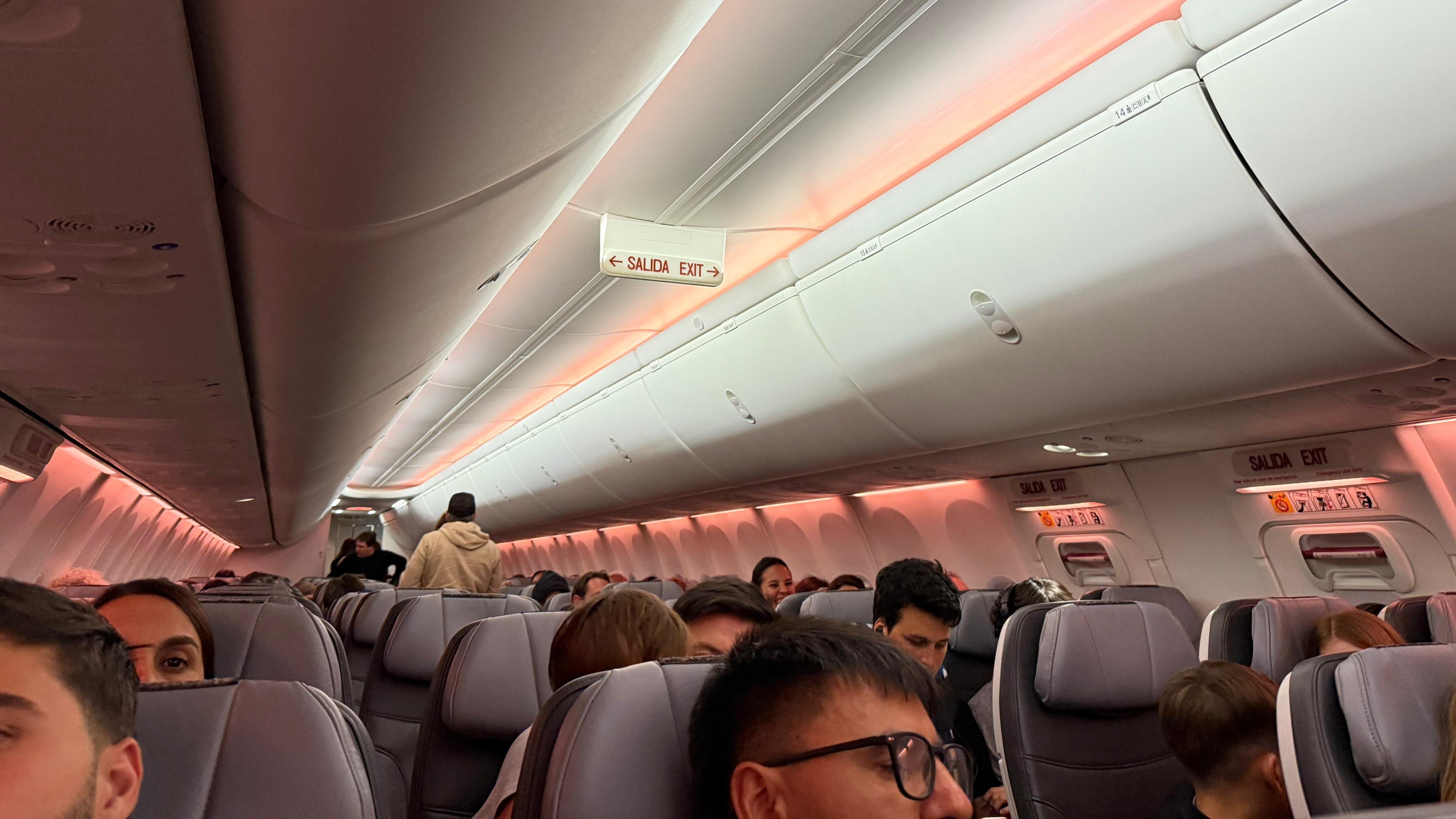 Interior de avión Arajet