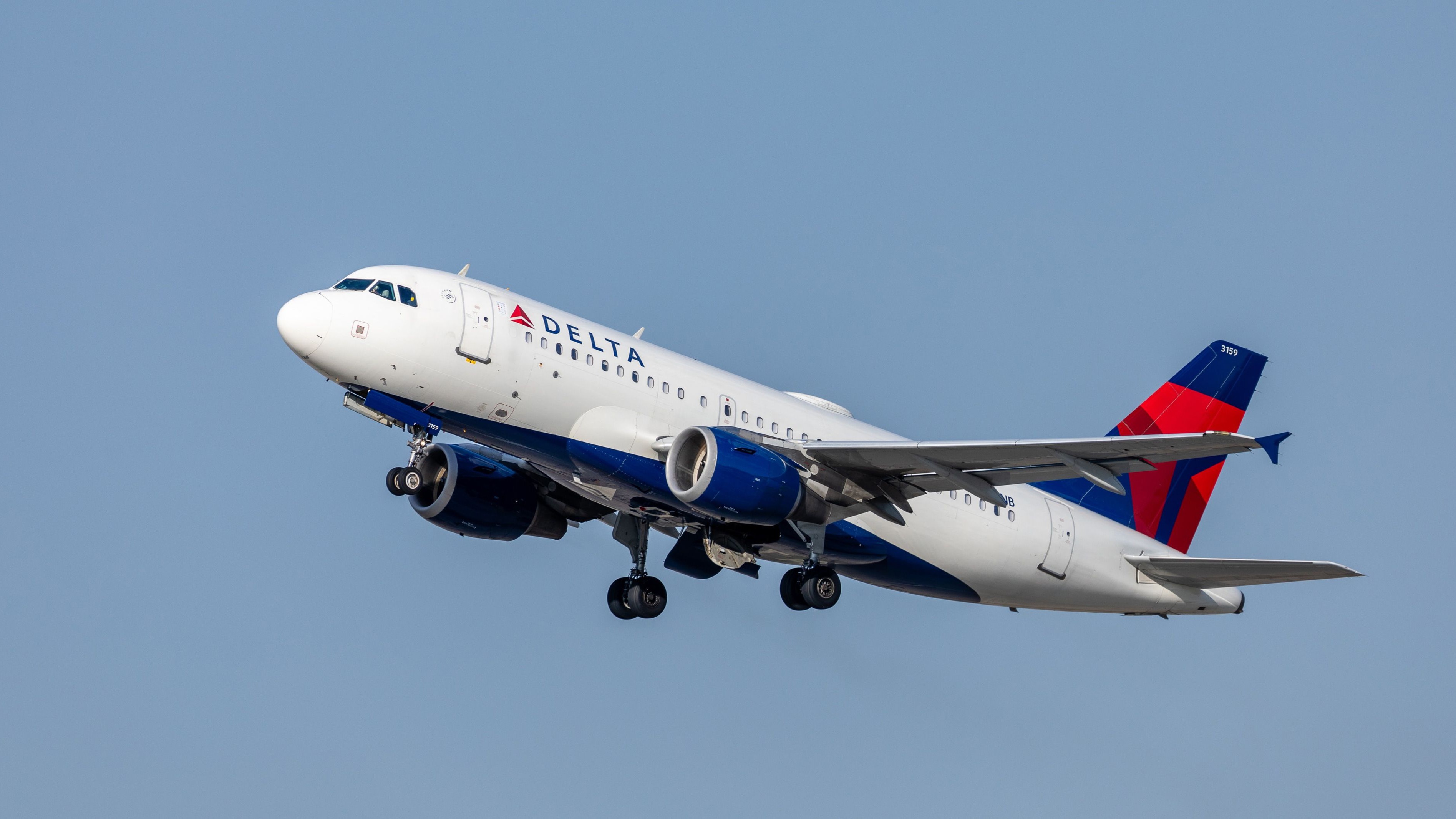 Delta Airlines eliminará el servicio a bordo gratuito en vuelos de corto alcance