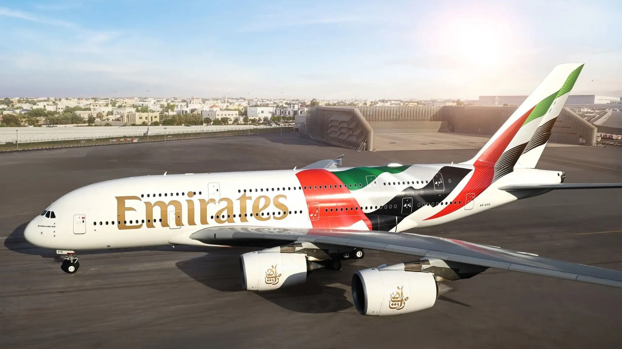 Emirates presentó un livery especial en un Airbus A380 con la bandera del país