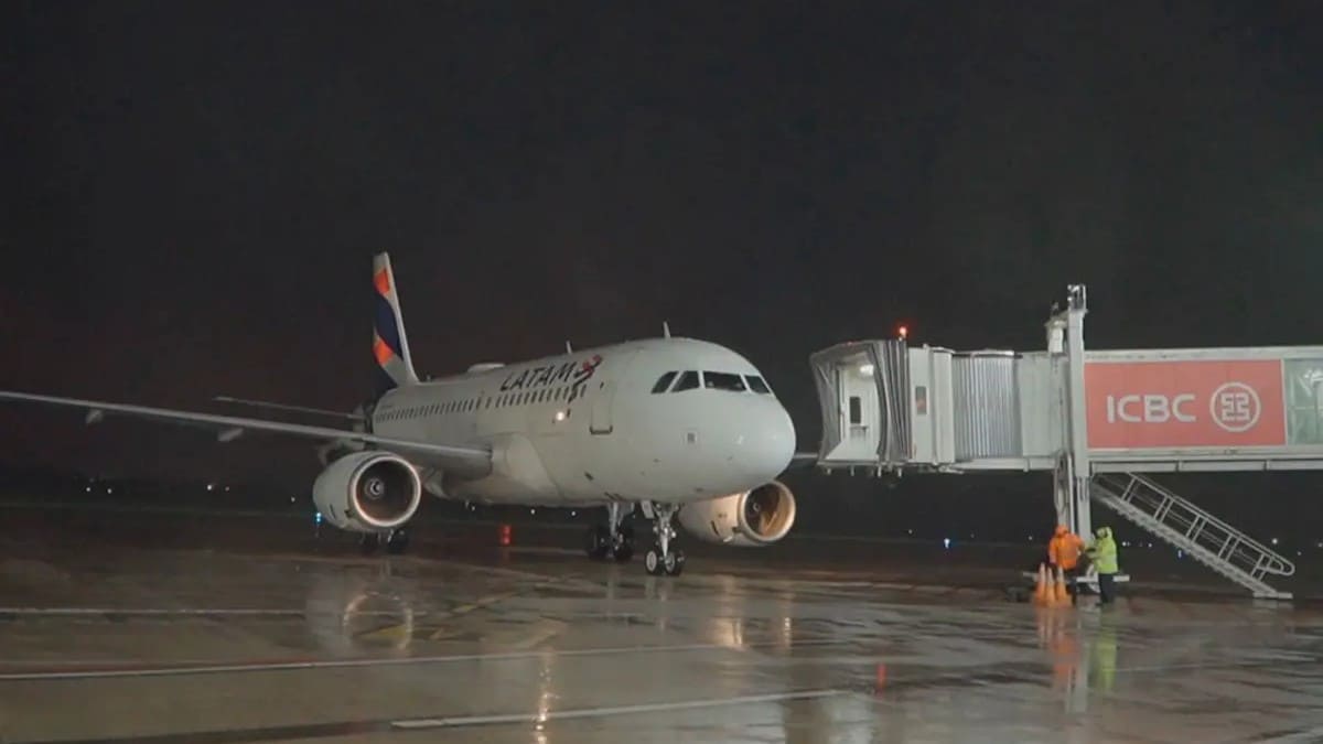 Aribus A320 de Latam en Aeropuerto de Tucumán
