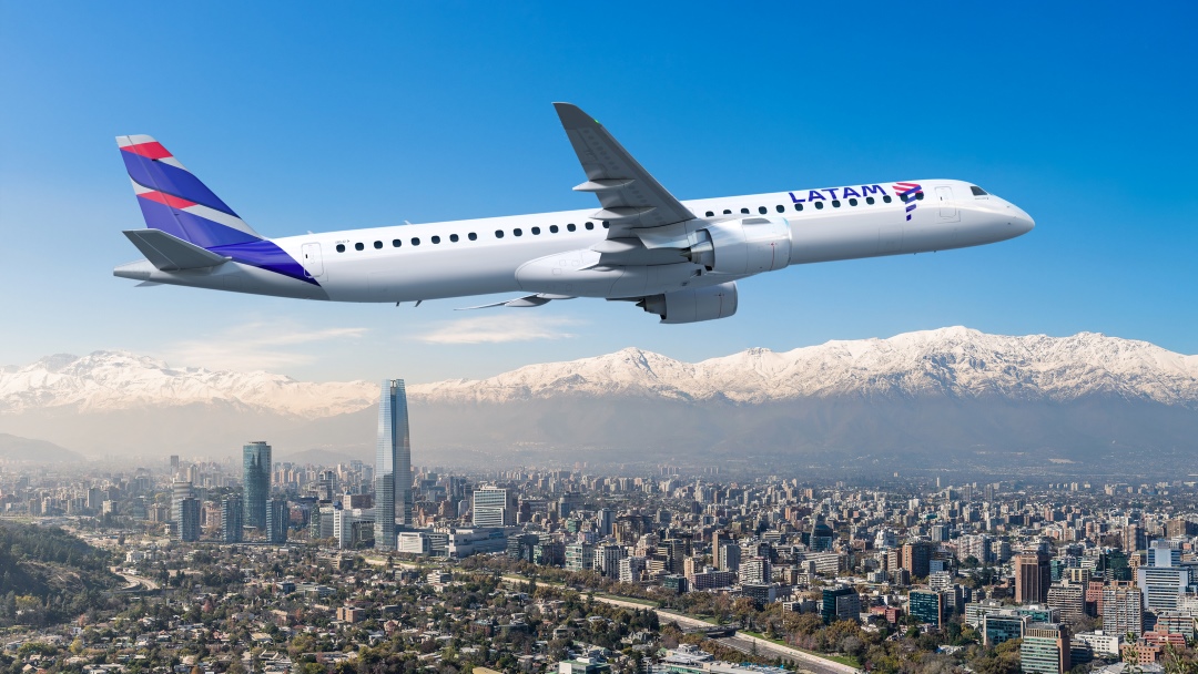 Embraer E195-E2 volando sobre Santiago de Chile