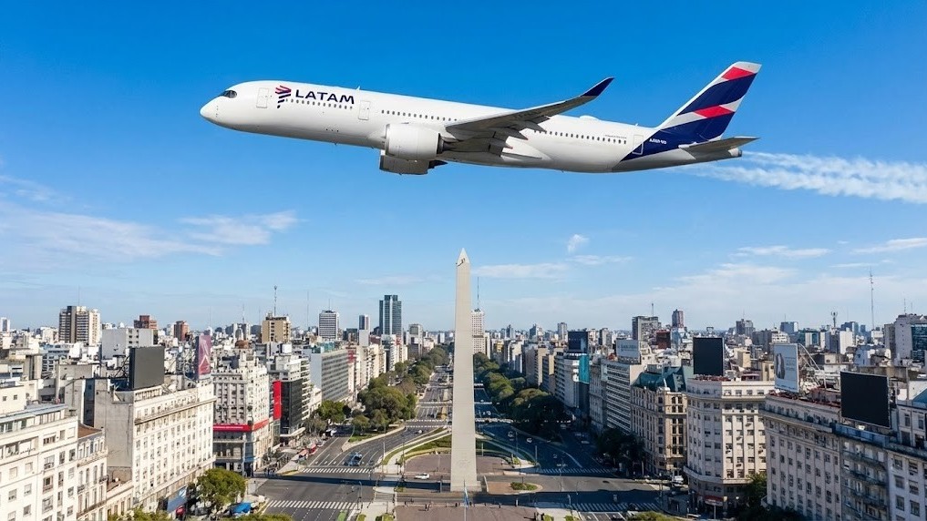 Airbus A320 Latam volando sobre Buenos Aires