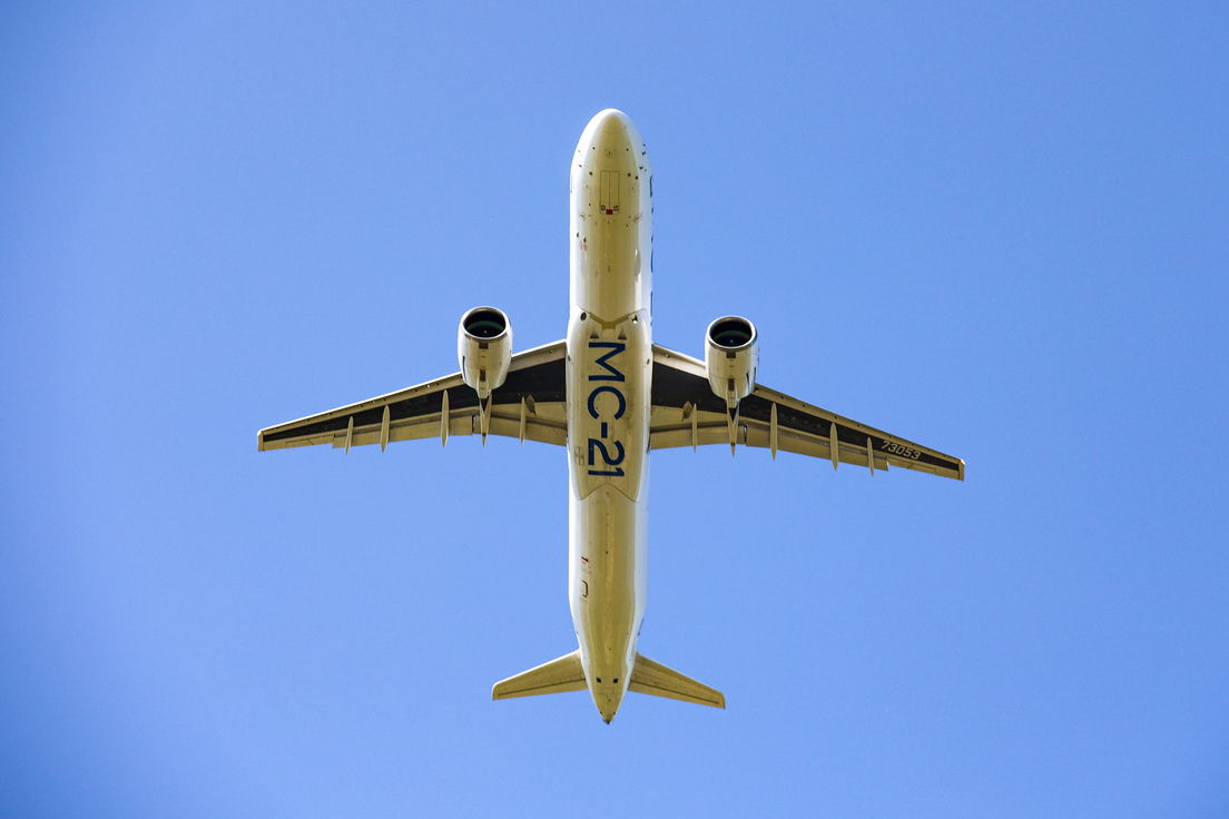 Avión ruso volando