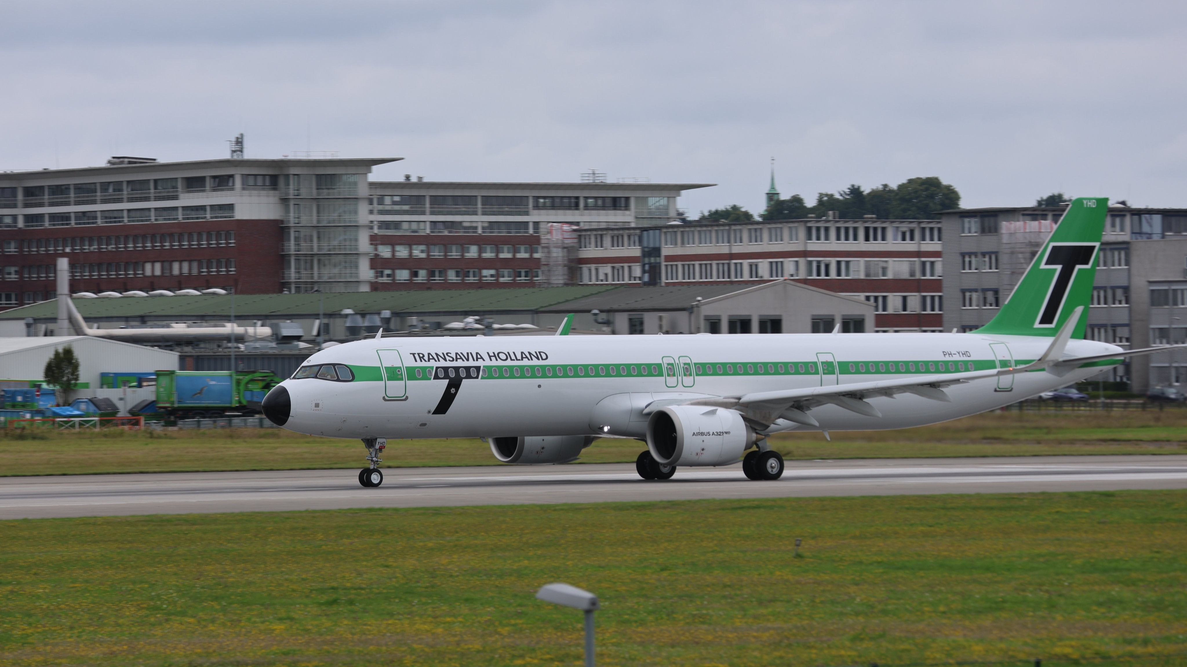 Airbus 321neo Transavia livery retro