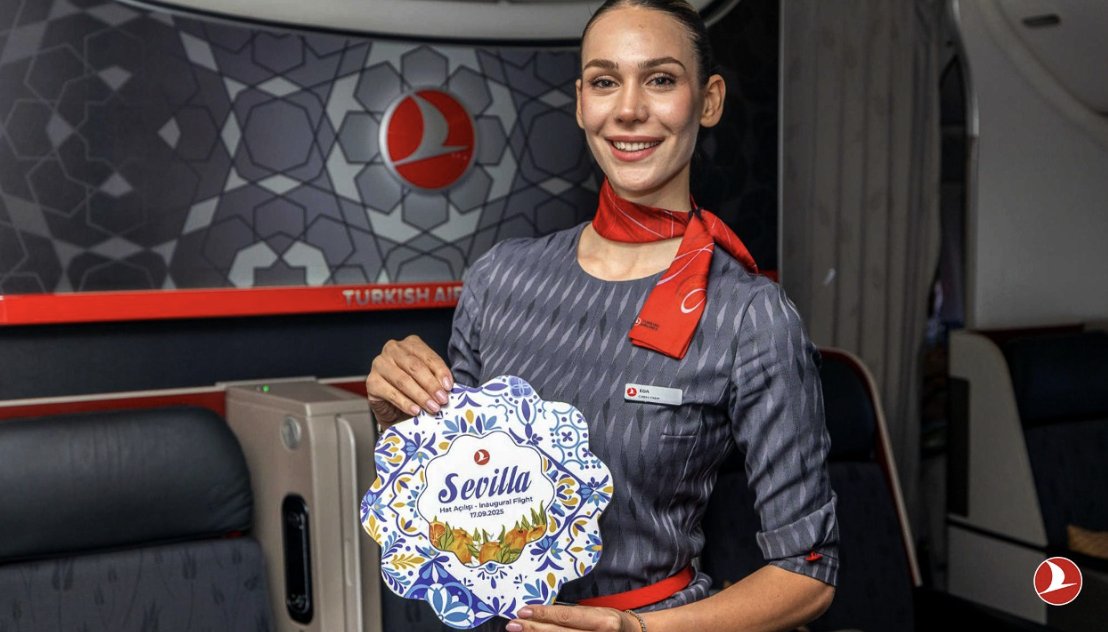 Tripulante de cabina de Trukish Airlines en vuelo inaugural a Sevilla