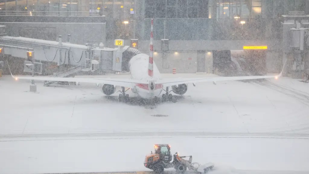 Avión de American Airlines bajo la nieve
