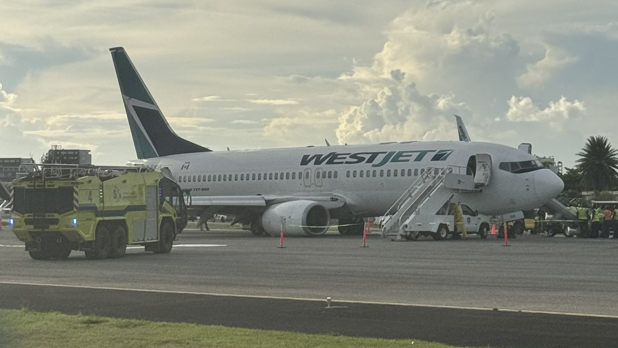 Boeing 737-800 siendo evacuado