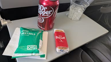 Snakcs y bebida a bordo del avión