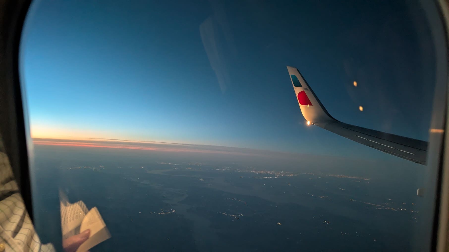 Vista del atardecer desde la ventana del avión