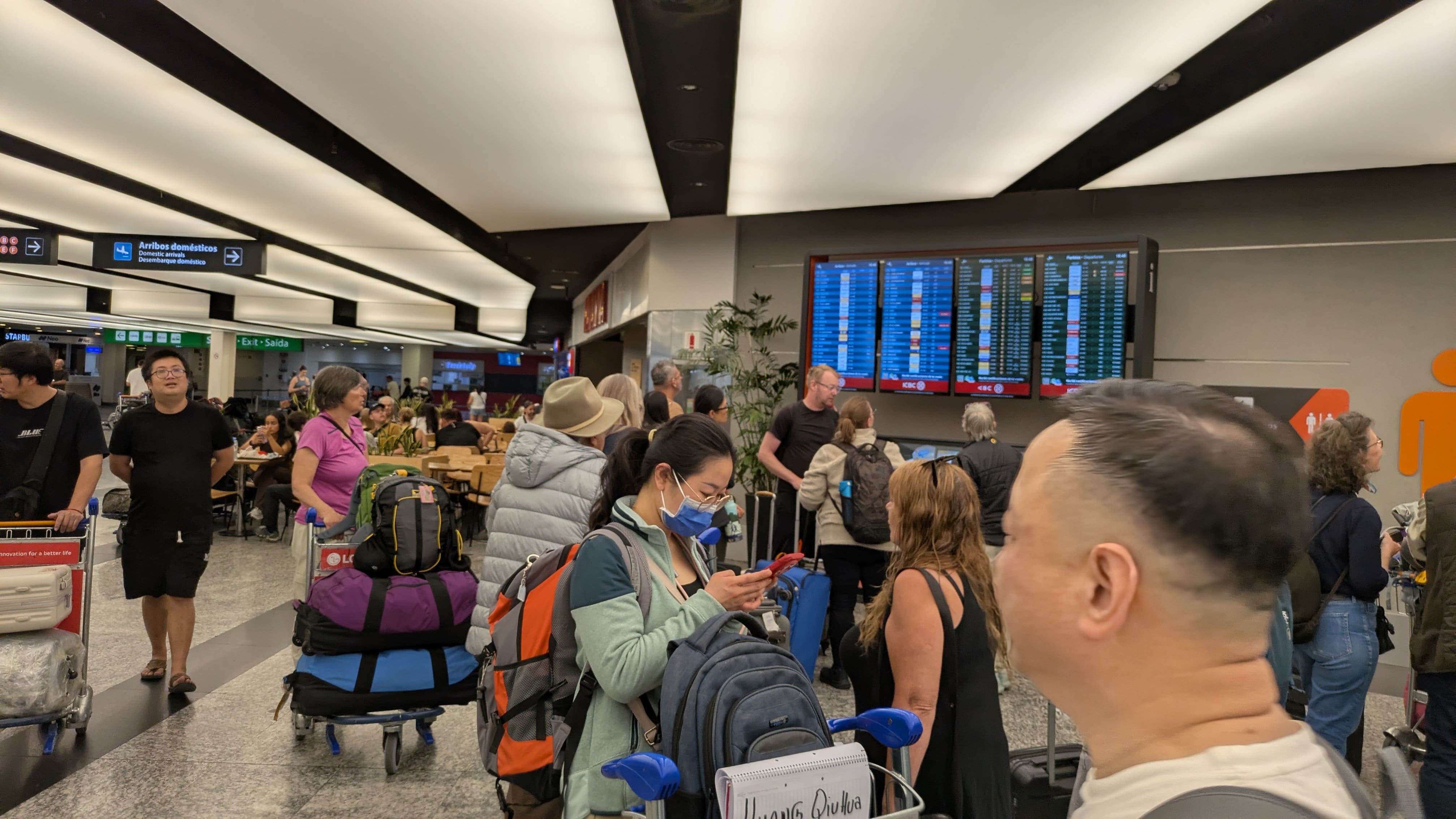 Pantallas en Ezeiza llegadas y salidas