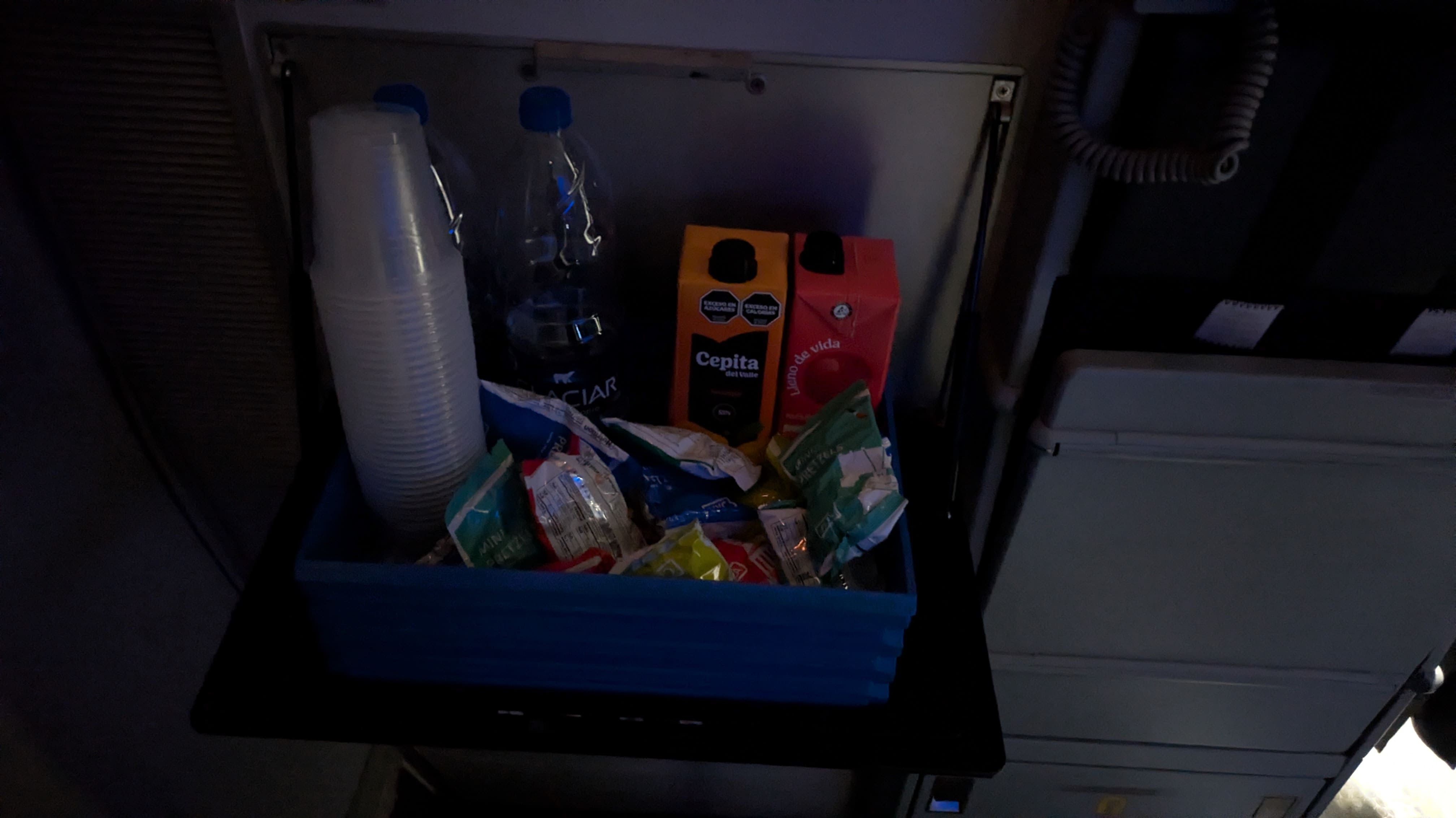 Snacks y bebidas en el fondo del avión