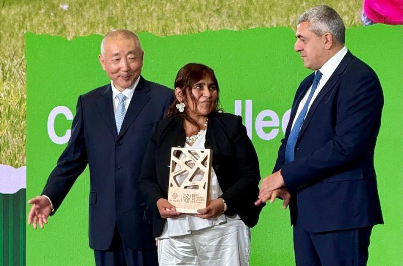 Intendente de Marimará recibiendo el premio