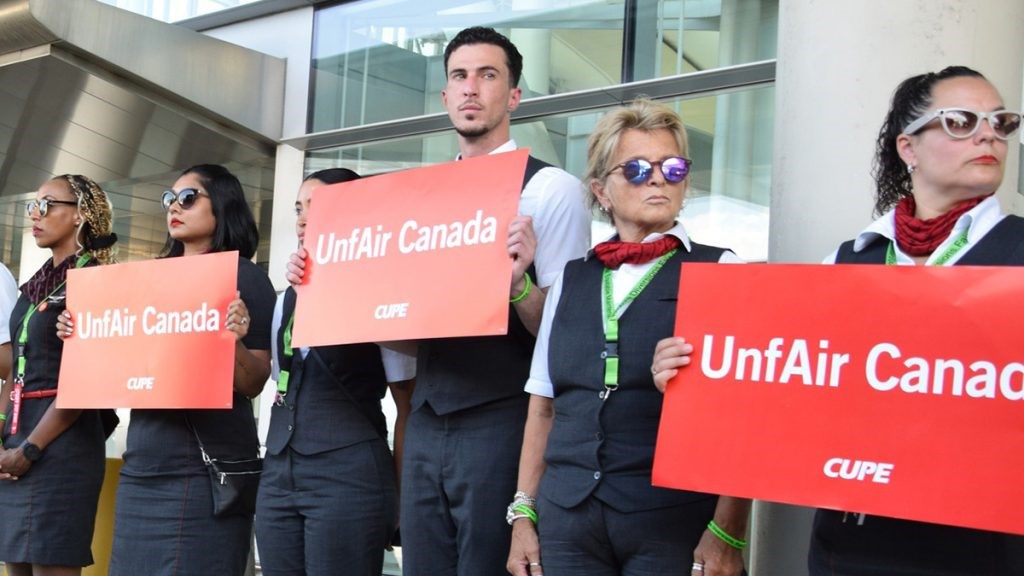 Trabajadores de Air Canada reclamando