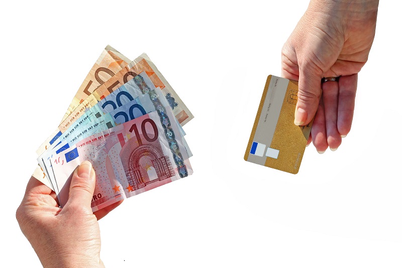 Dinero en efectivo y tarjeta