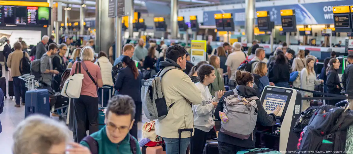 Aeropuerto saturado de gente post cancelaciones