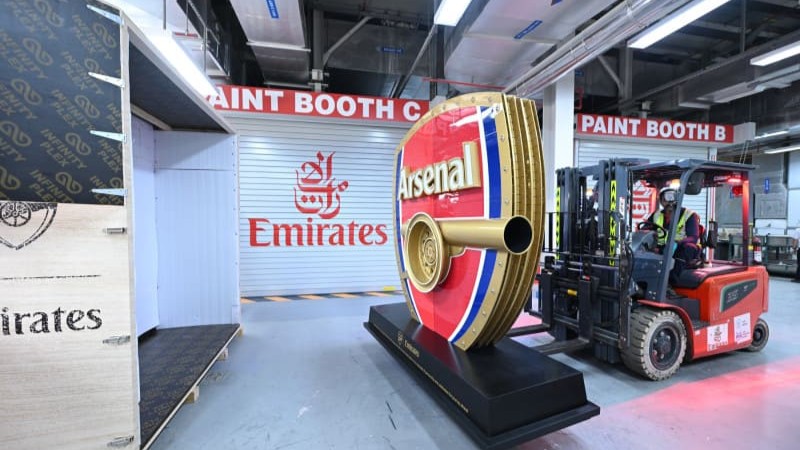 Escultura de Emirates del escudo del Arsenal