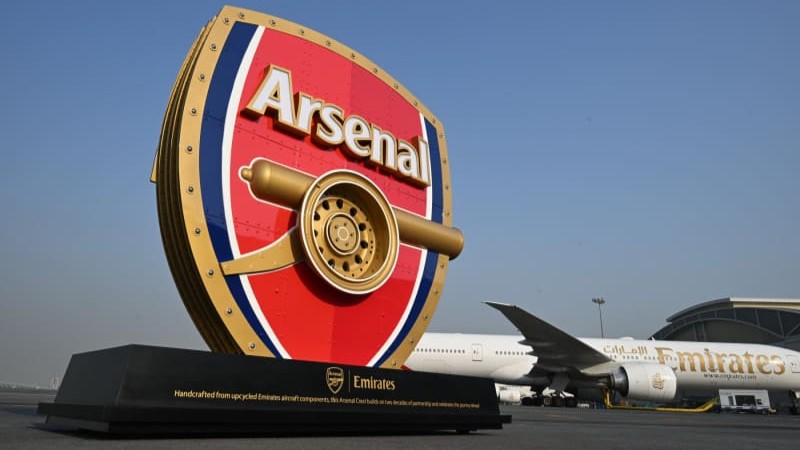 Emirates y Arsenal rinden homenaje a su histórica alianza con un escudo gigante fabricado con piezas de avión recicladas