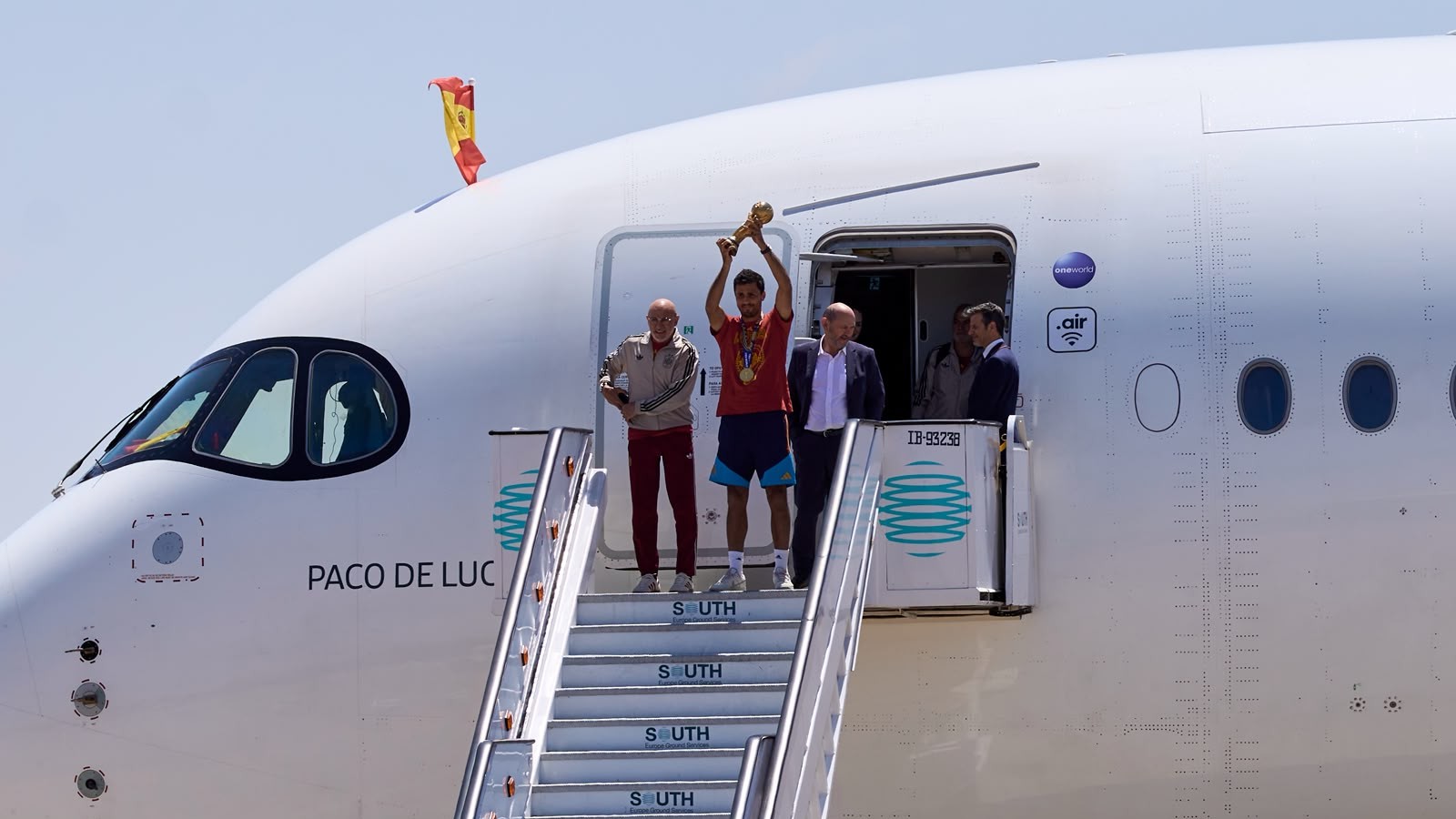 Capitán y DT de España bajando del avión en Madrid