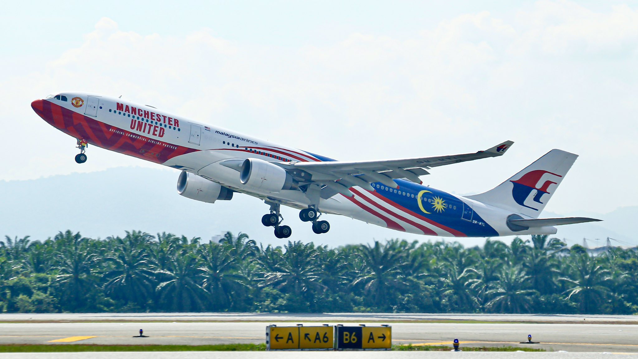 Airbus 330 Malaysia Airlines livery Manchester United 3