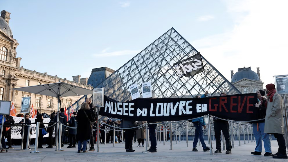 Trabajadores manifestándose fuera del Museo del Louvre.