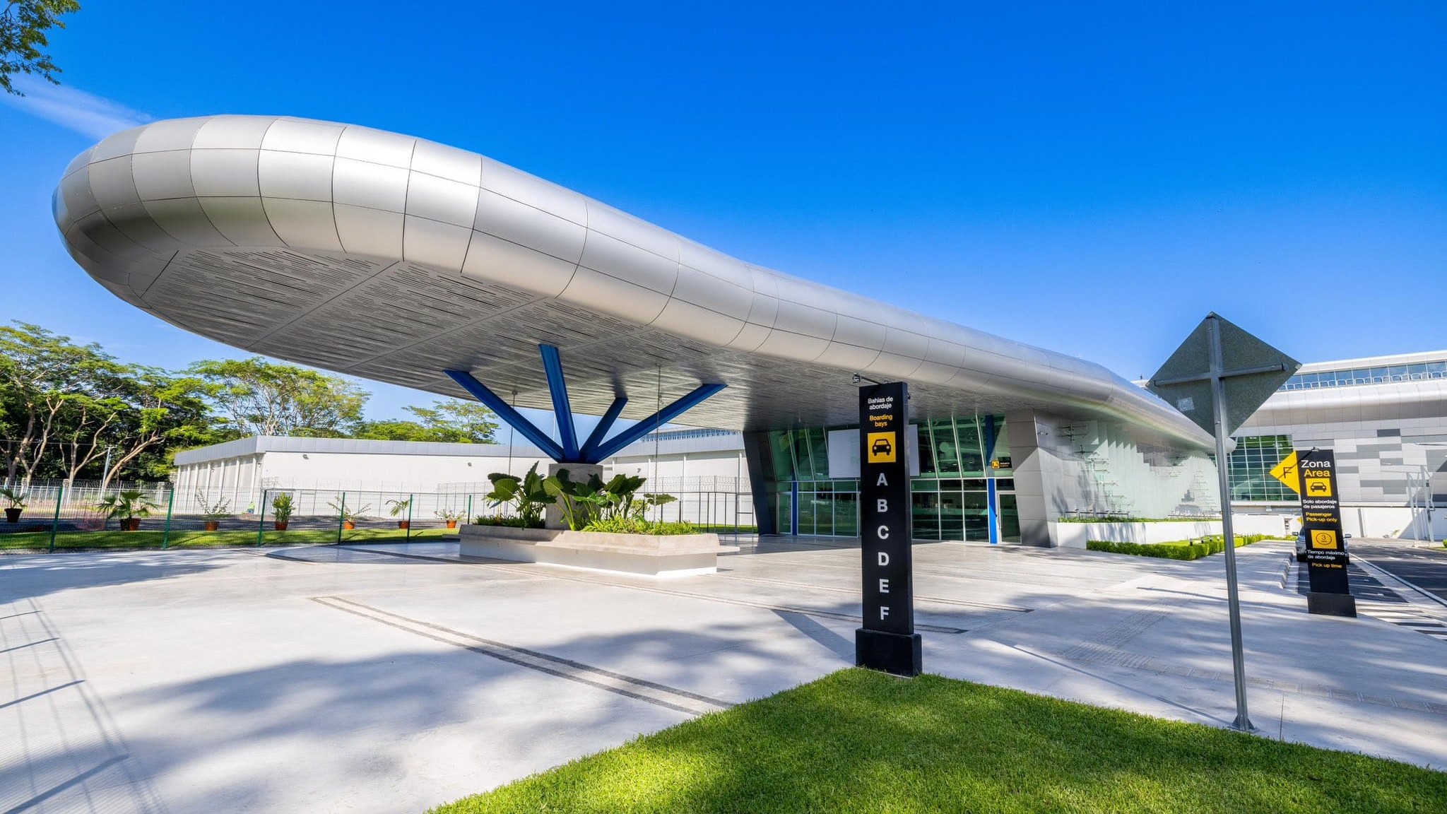 El Salvador inauguró la nueva terminal internacional del aeropuerto