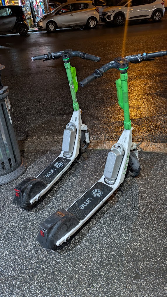 Scooters estacionados