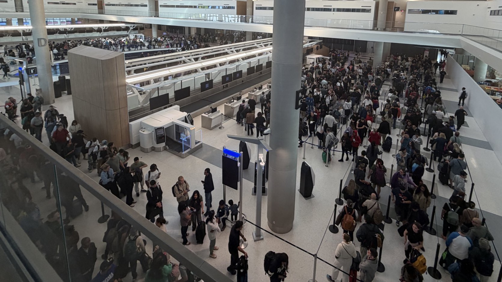 Interior del Aeropuerto de Houston repleto de gente