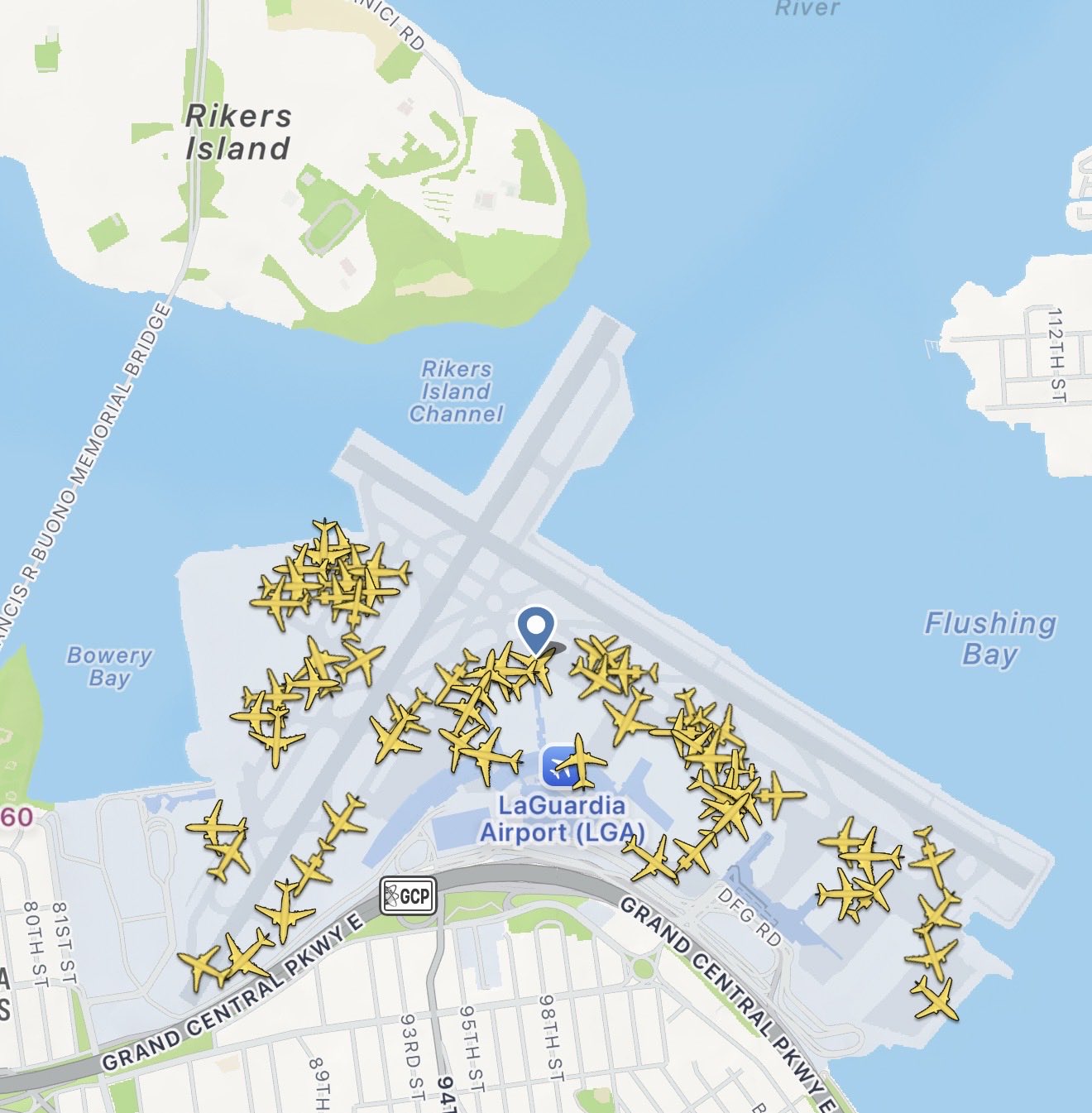 Aviones esperando en el Aeropuerto LaGuardia de Nueva York