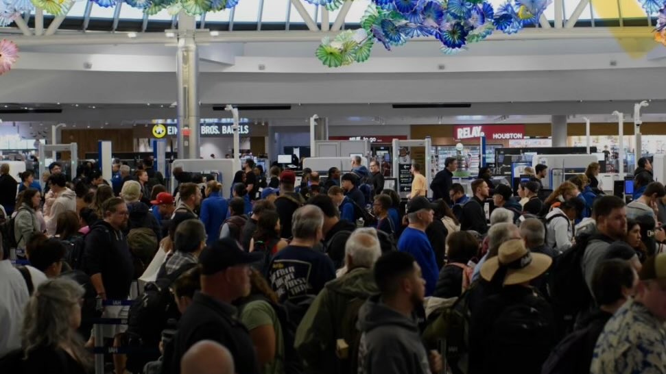 Gente dentro del aeropuerto