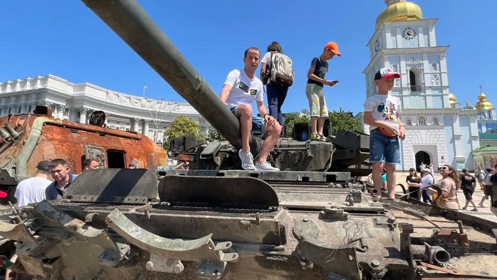 Turistas encima de un Tanque destruido