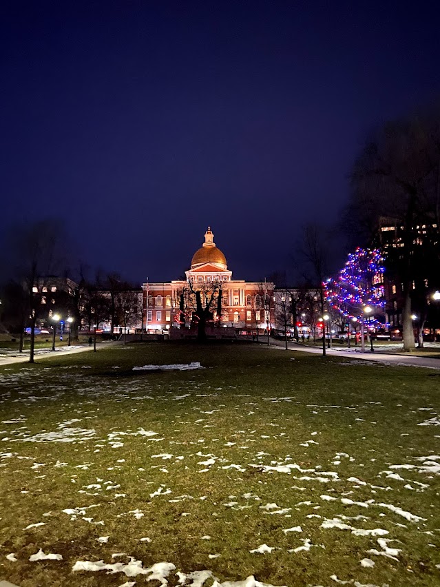 Capitolio de Massachusetts de noche