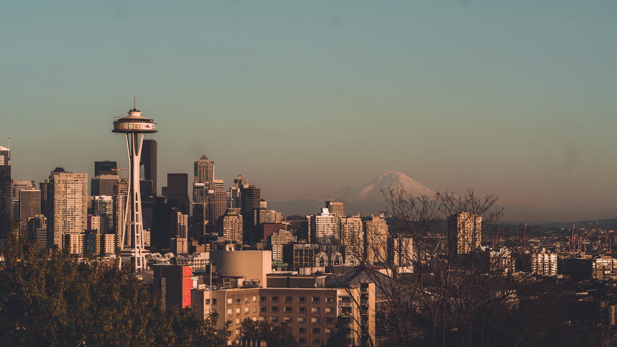 Ciudad de Seattle con Montaña de fondo