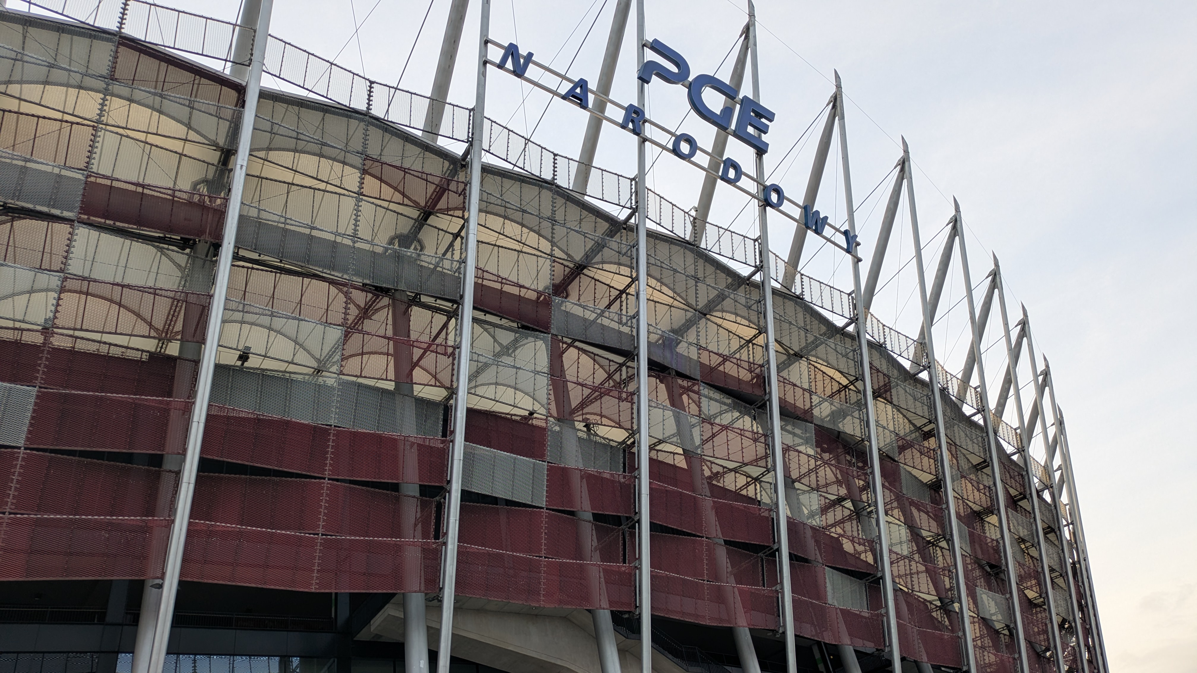 Estadio Nacional de Varsovia por fuera