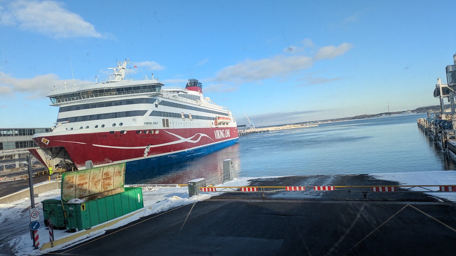 Viaje en ferry desde Helsinki a Tallin cruzando el mar Báltico congelado