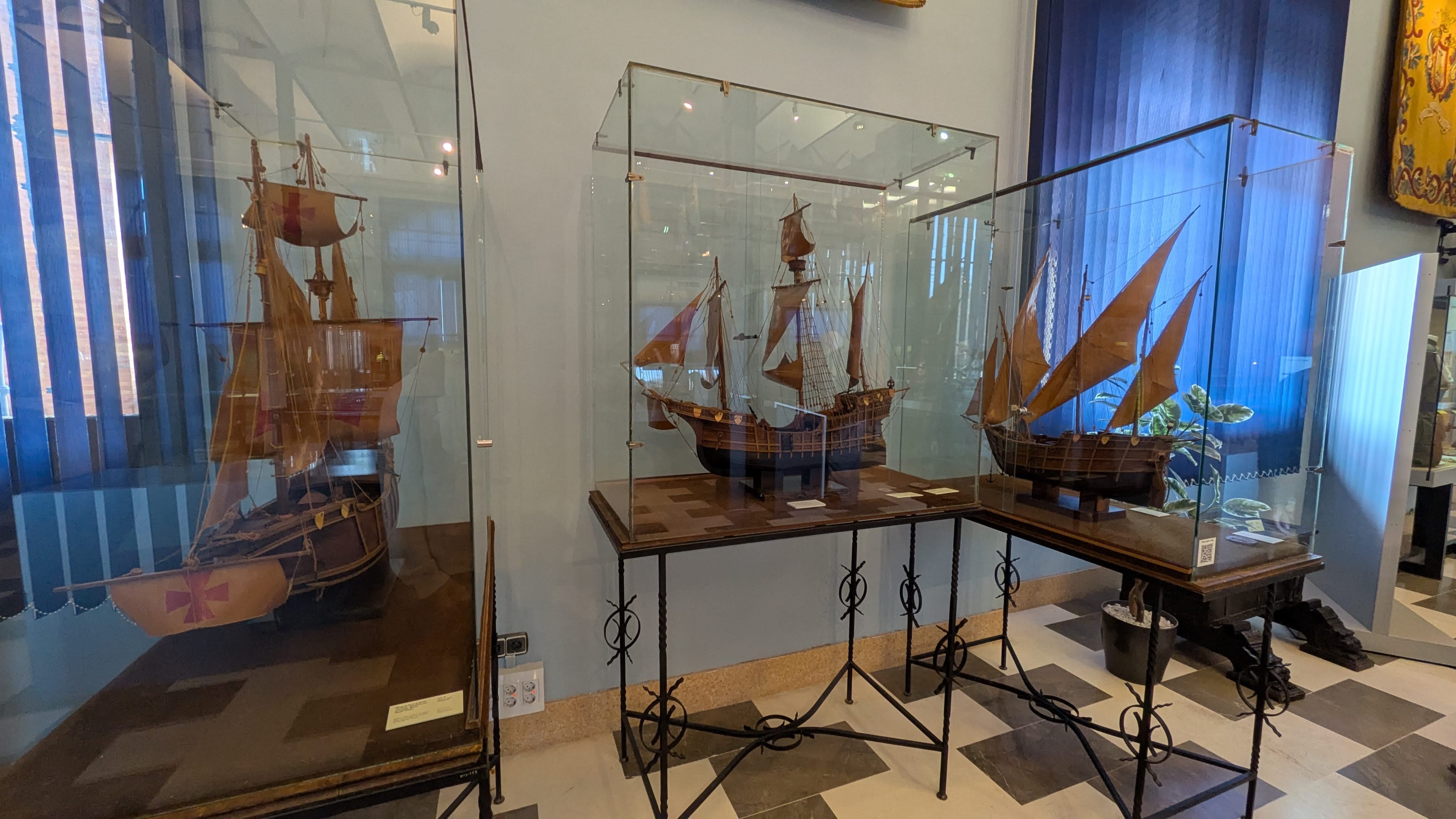 Ejempares en miniatura de La Pinta, la Niña y la Santa María
