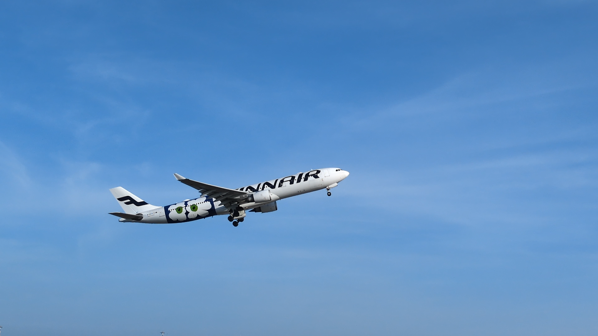 Airbus A330 Finnair despegando del Aeropuerto de Riga