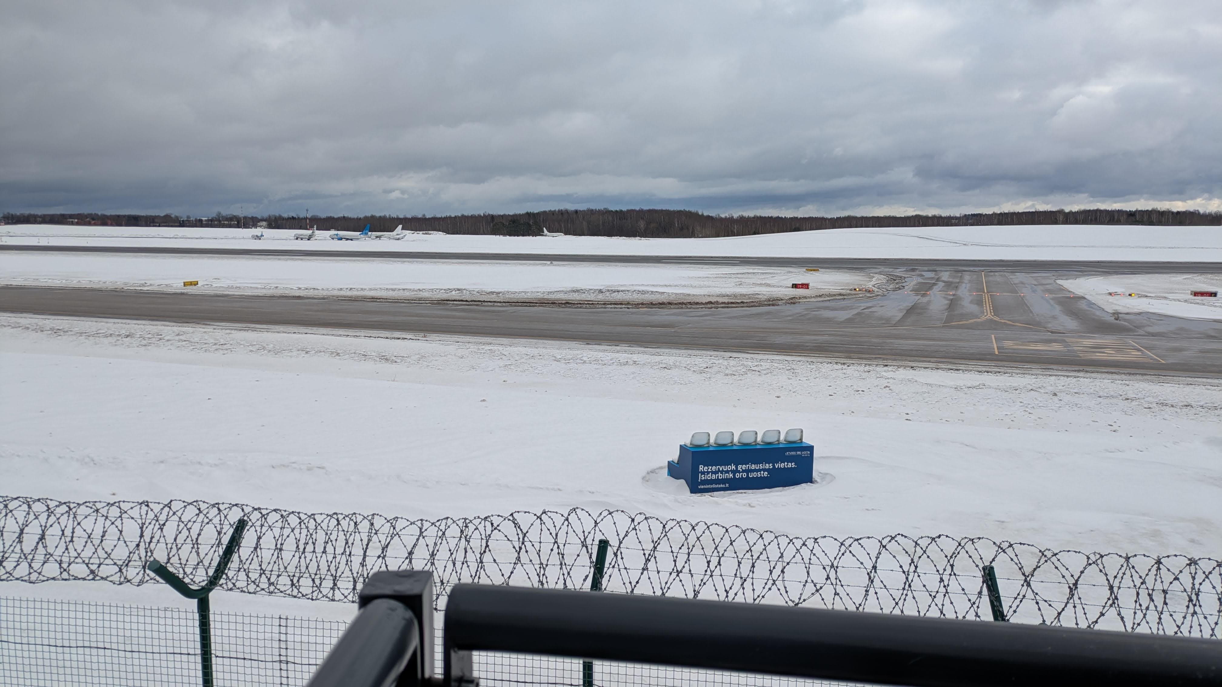 Asientos dentro del Aeropuerto de Vilna