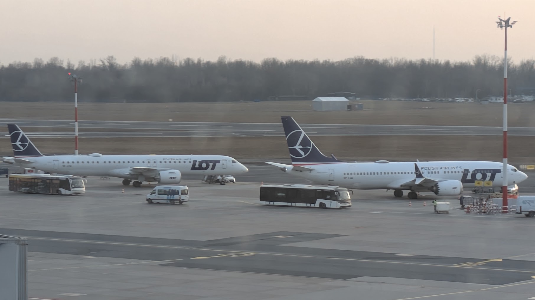 Este es el mirador gratuito de aviones del Aeropuerto de Varsovia.