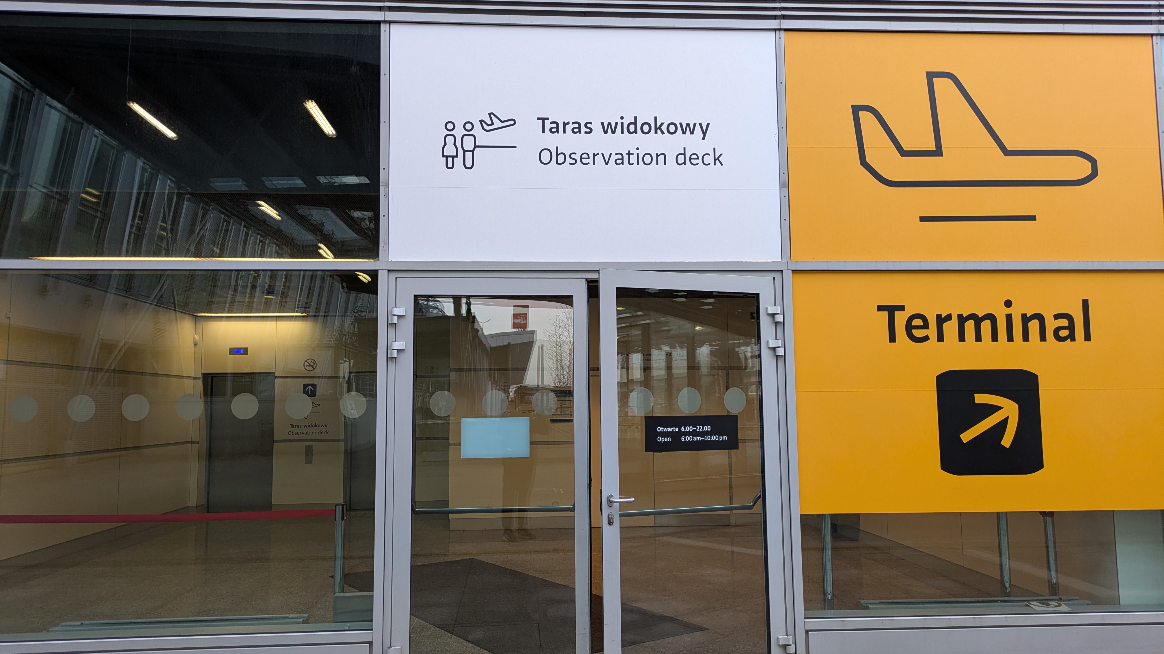 Entrada a la plataforma de observación de aviones en el Aeropuerto de Varsovia